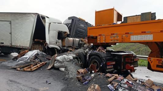 Caminhoneiro morre após batida com carreta com carga de 89 toneladas na BR-354 em MG