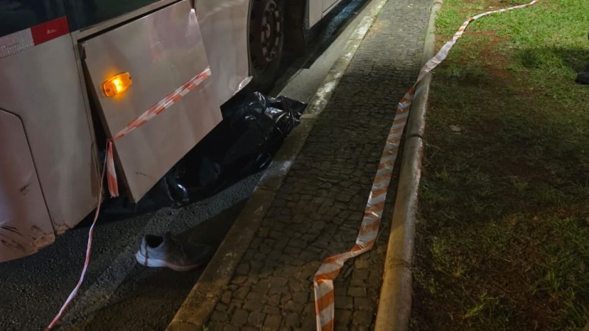 Homem morre após ser atropelado por ônibus na Praça Raul Soares, em BH