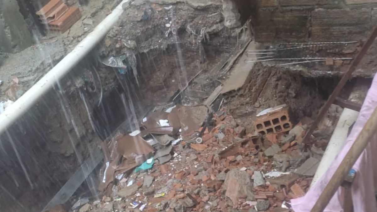 Vídeo: chuva forte abre cratera em casa e desespera moradores em Belo Horizonte