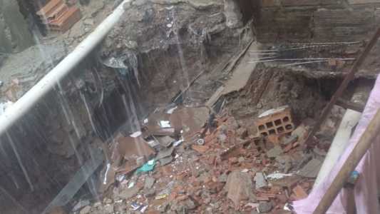 Chuva forte abre cratera em casa de BH e desespera moradores