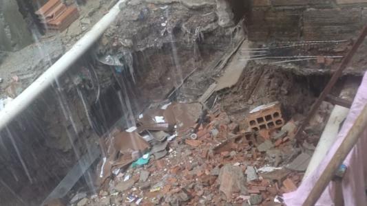 Chuva forte abre cratera em casa de BH e desespera moradores