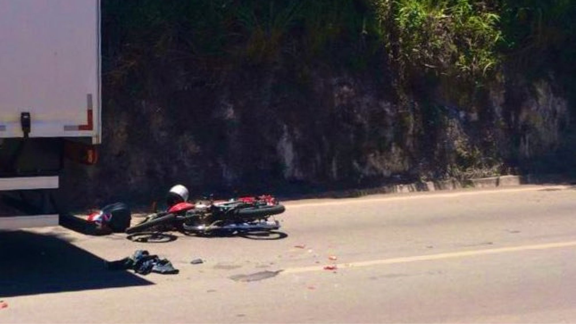 Garupa de moto morre em acidente com caminhão na BR-381 em Caeté