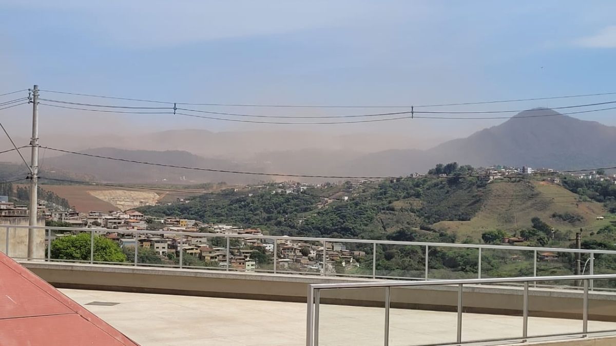 Congonhas fica coberta por poeira com poluição da mineração, e população se preocupa