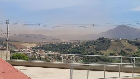 Congonhas fica coberta por poeira com poluição da mineração e preocupa população