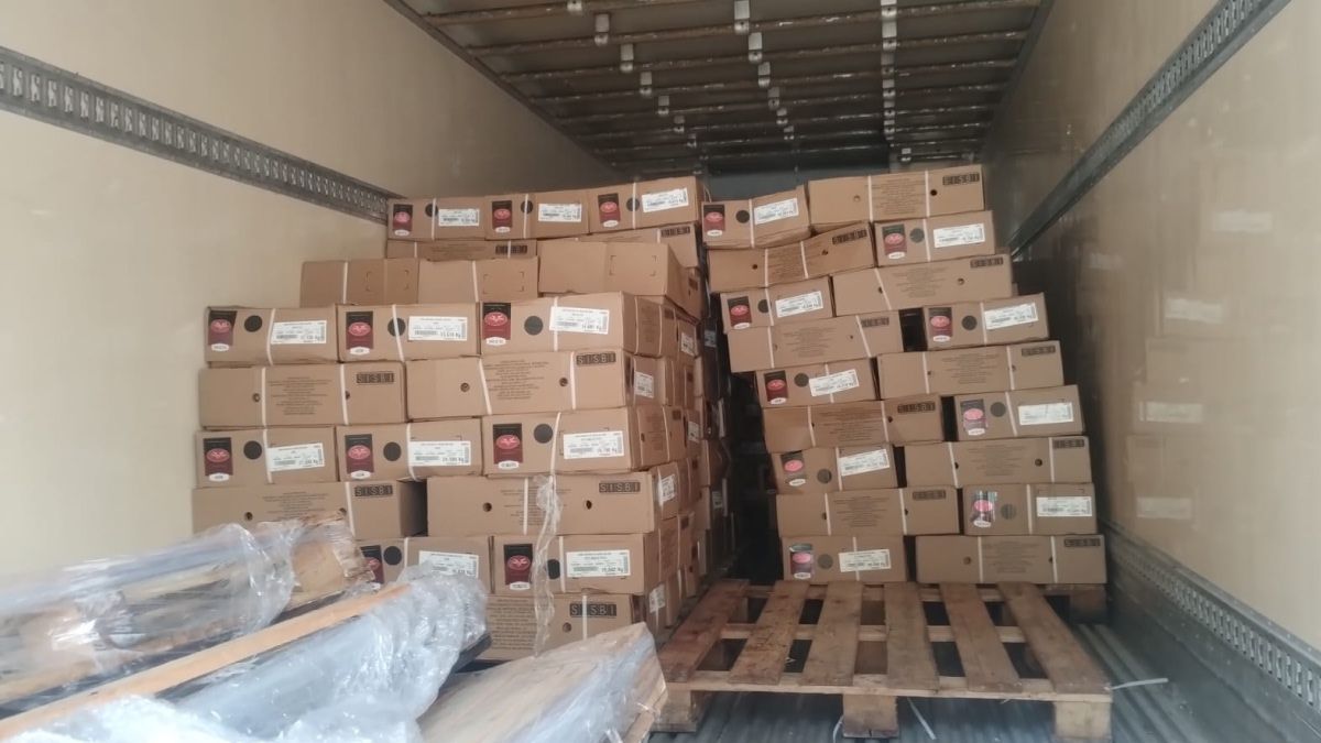 Criminosos rendem motorista e roubam carga de 469 caixas de carne na Grande BH