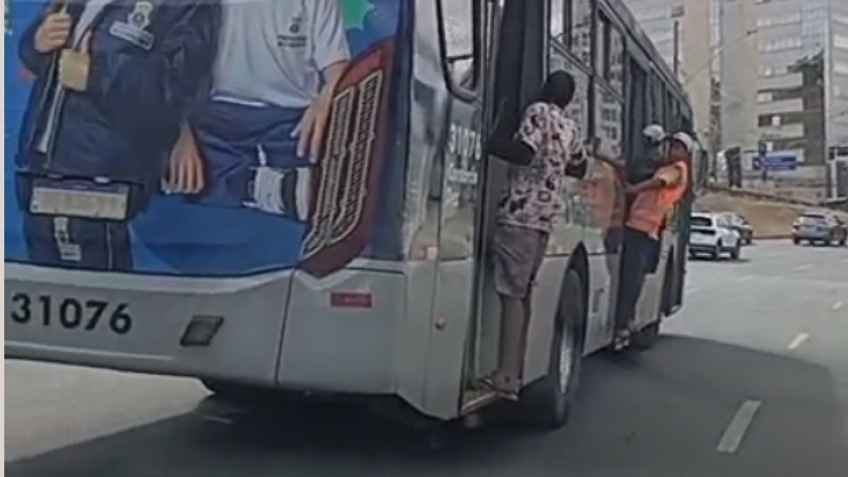 Vídeo: homens são flagrados pendurados, pelo lado de fora, na porta de ônibus em BH