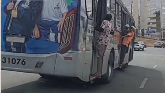 Vídeo: homens são flagrados pendurados, pelo lado de fora, na porta de ônibus em BH