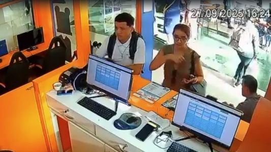 Vídeo: casal furta iPhone que estava carregando em loja de shopping em BH