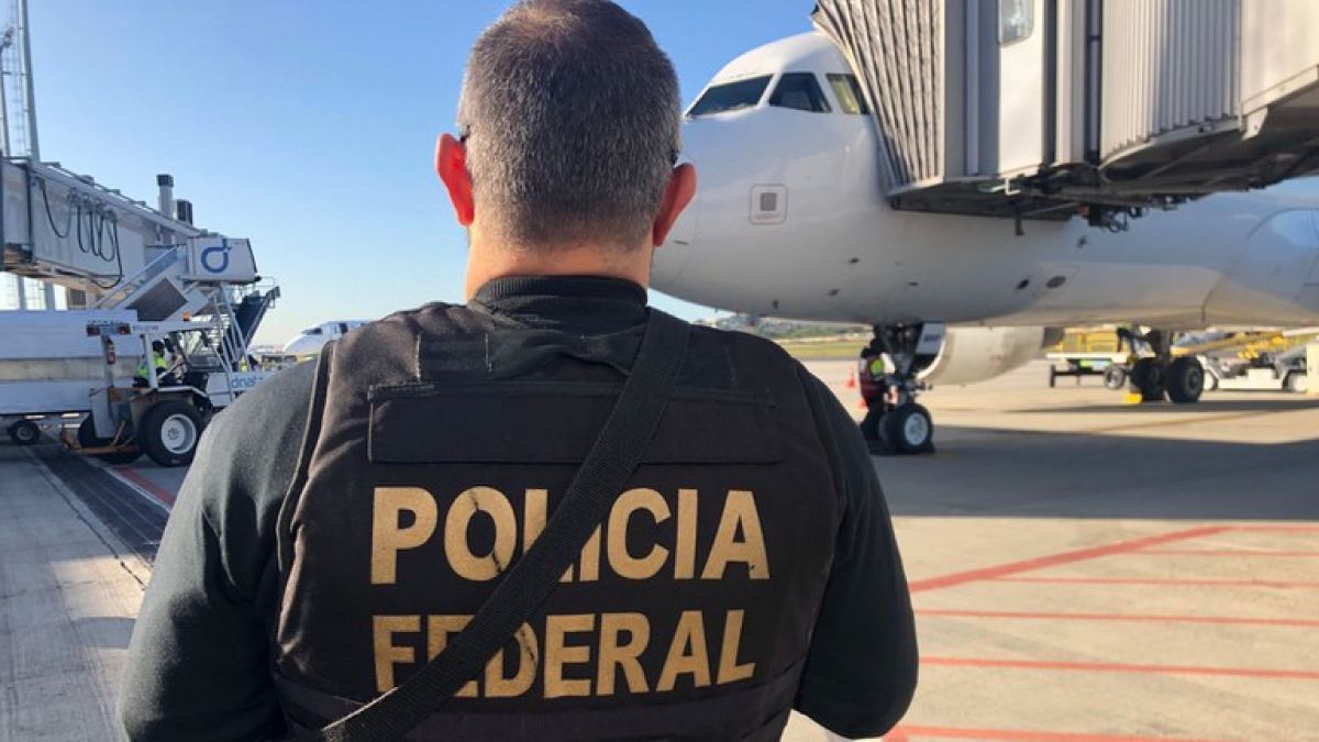 Brasileiro é preso após tentar abrir porta de avião durante voo de Paris para SP