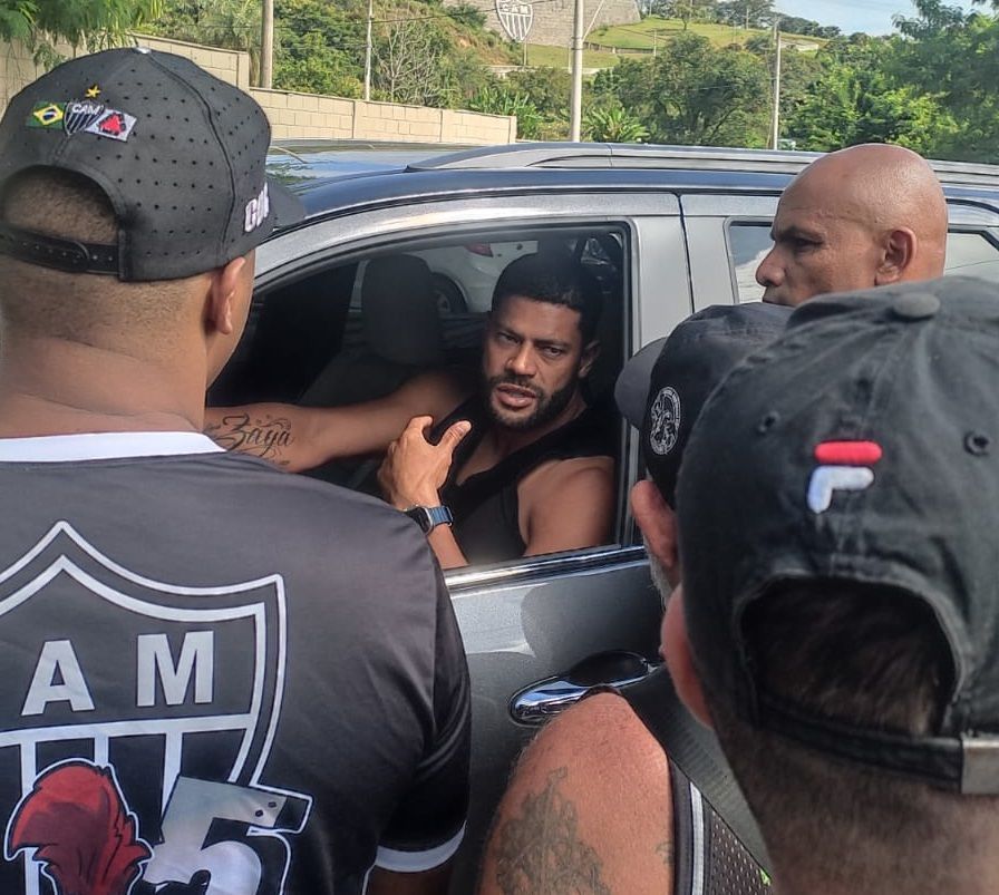 Organizada do Atlético faz protesto e cobra jogadores na porta do CT; veja imagens