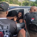 Organizada do Atlético faz protesto e cobra jogadores na porta do CT; veja imagens