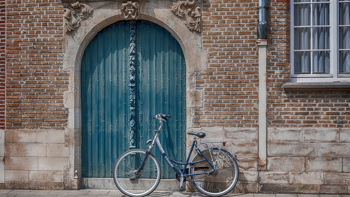 Moradores de Paris andam mais de bicicleta do que de carro, diz estudo