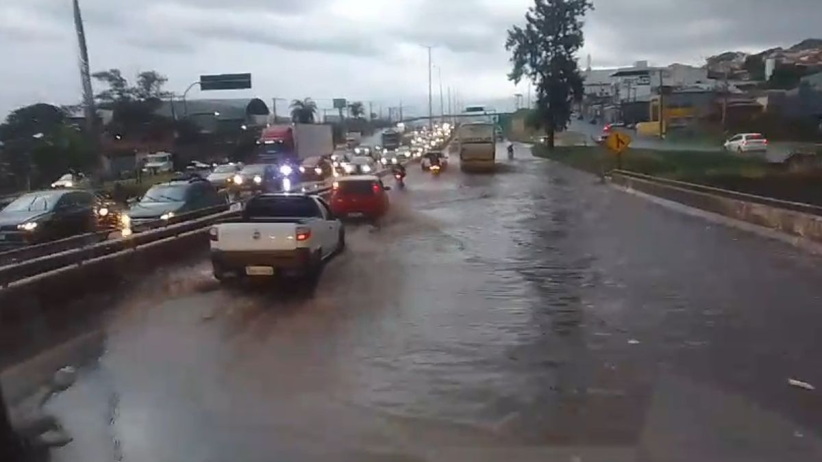 Chuva deixa rodovia alagada e complica trânsito em BH; veja vídeo