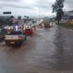 Chuva deixa rodovia alagada e complica trânsito em BH; veja vídeo