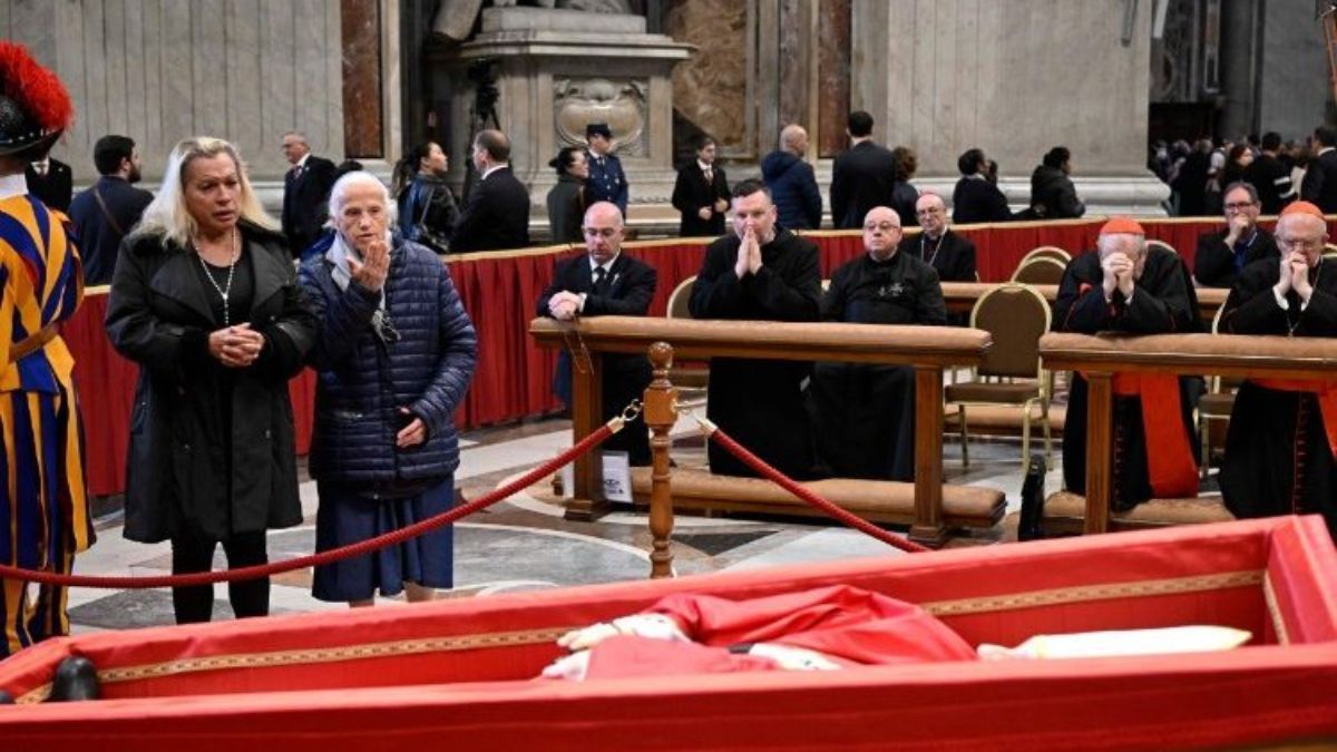 'Era um pai, um irmão, um amigo', diz freira que quebrou protocolo no velório do papa Francisco