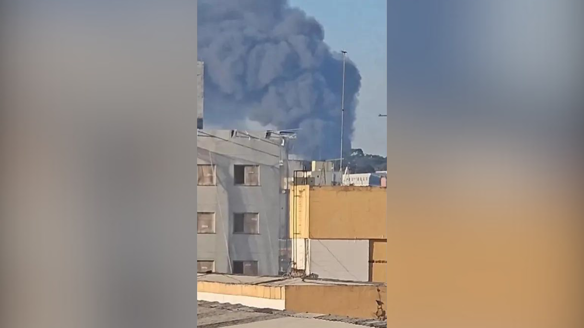 Vídeo: incêndio atinge galpão de recicláveis na Zona Leste de São Paulo