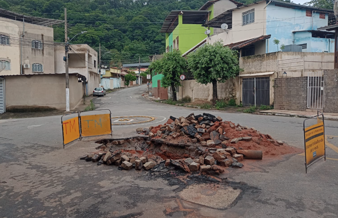 Moradores do Vale do Aço reclamam de buraco da Copasa em rotatória do bairro Alvorada, em Timóteo