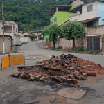 Moradores do Vale do Aço reclamam de buraco da Copasa em rotatória do bairro Alvorada, em Timóteo