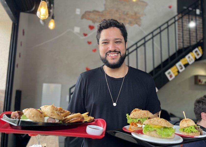 Ex-funcionário público vende uma tonelada de X-tudo de pão de queijo por mês em BH