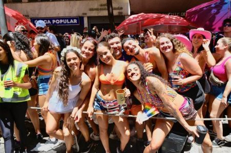 Foliões curtem o 'Bloco Quando Come se Lambuza'