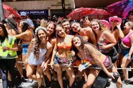 Foliões curtem o 'Bloco Quando Come se Lambuza'
