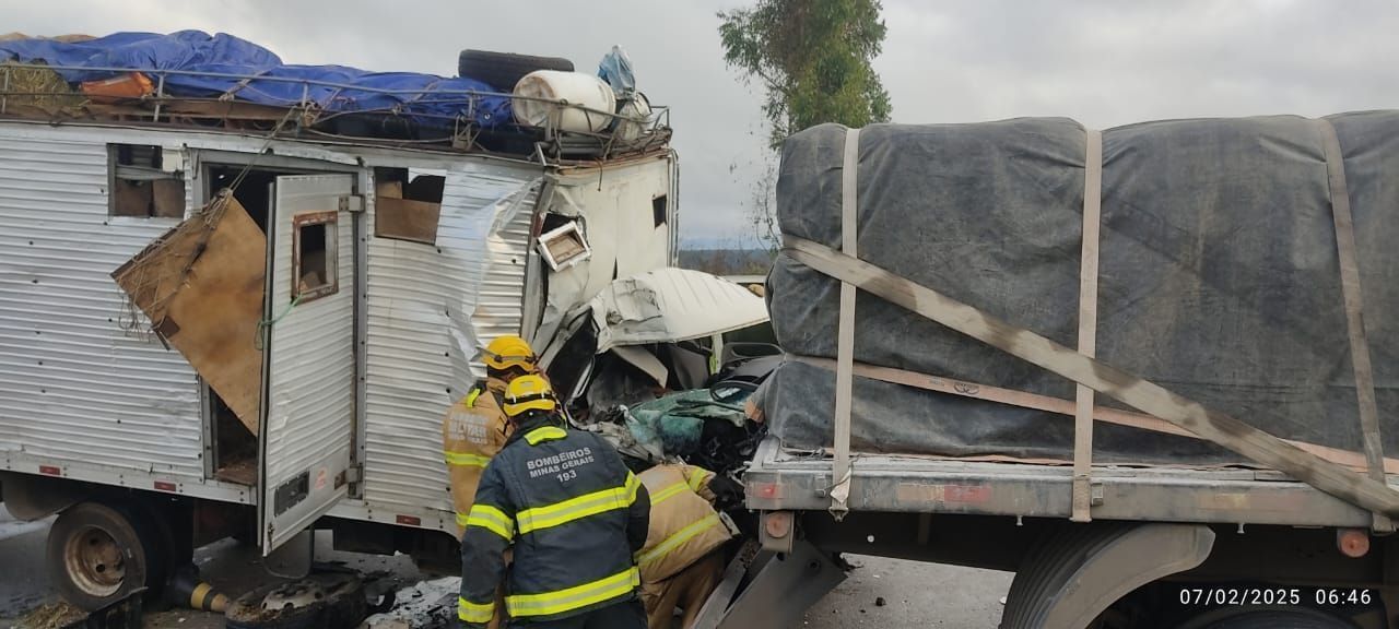 Jovem de 20 anos morre em acidente entre caminhão e carreta no Norte de Minas