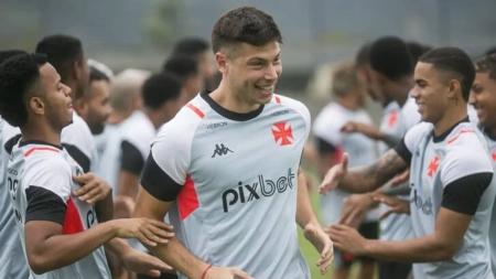 Capasso deve desfalcar o Vasco diante do Goiás