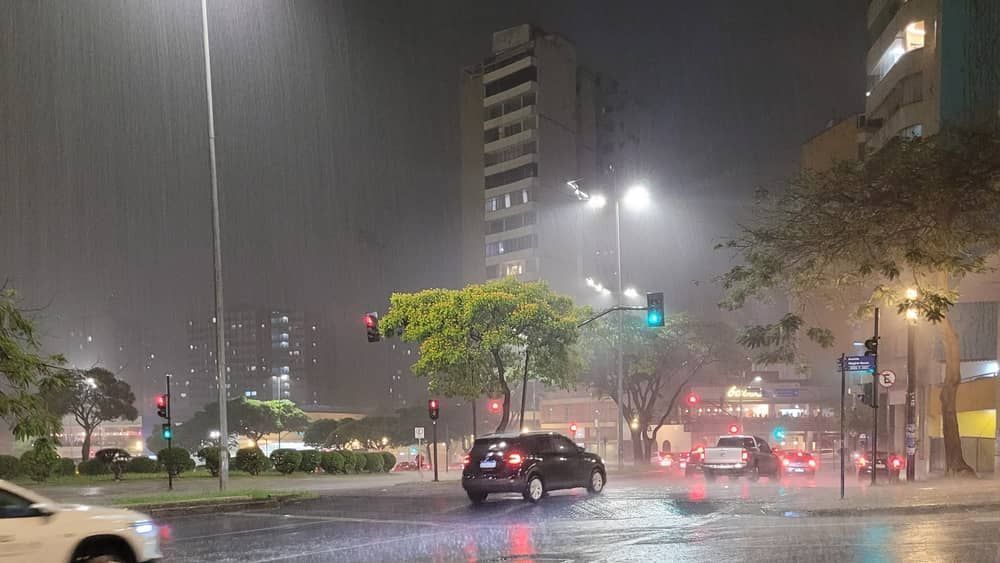 Defesa Civil de BH alerta para chuva de até 40 mm com vento de 50 km/h