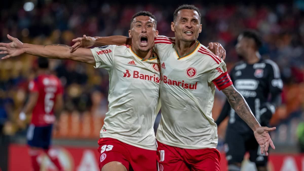 Internacional marca no fim e empata com Independiente Medellín na Libertadores