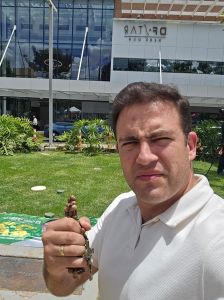 Com um terço na mão e na véspera do Natal, Caporezzo registrou sua presença na porta do hospital em que Bolsonaro passará por cirurgia