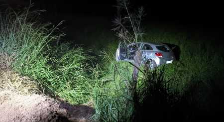 Foto mostra carro em meio a matagal em Betim, na Grande BH