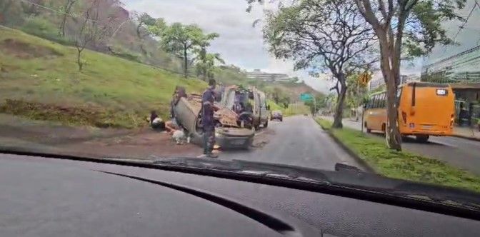 Carro capota na av. Raja Gabáglia e deixa pelo menos um ferido na região Centro-Sul de BH