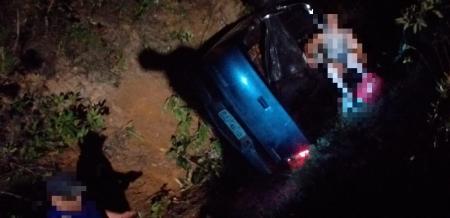 Caminhonete tombada em Olhos D’Água