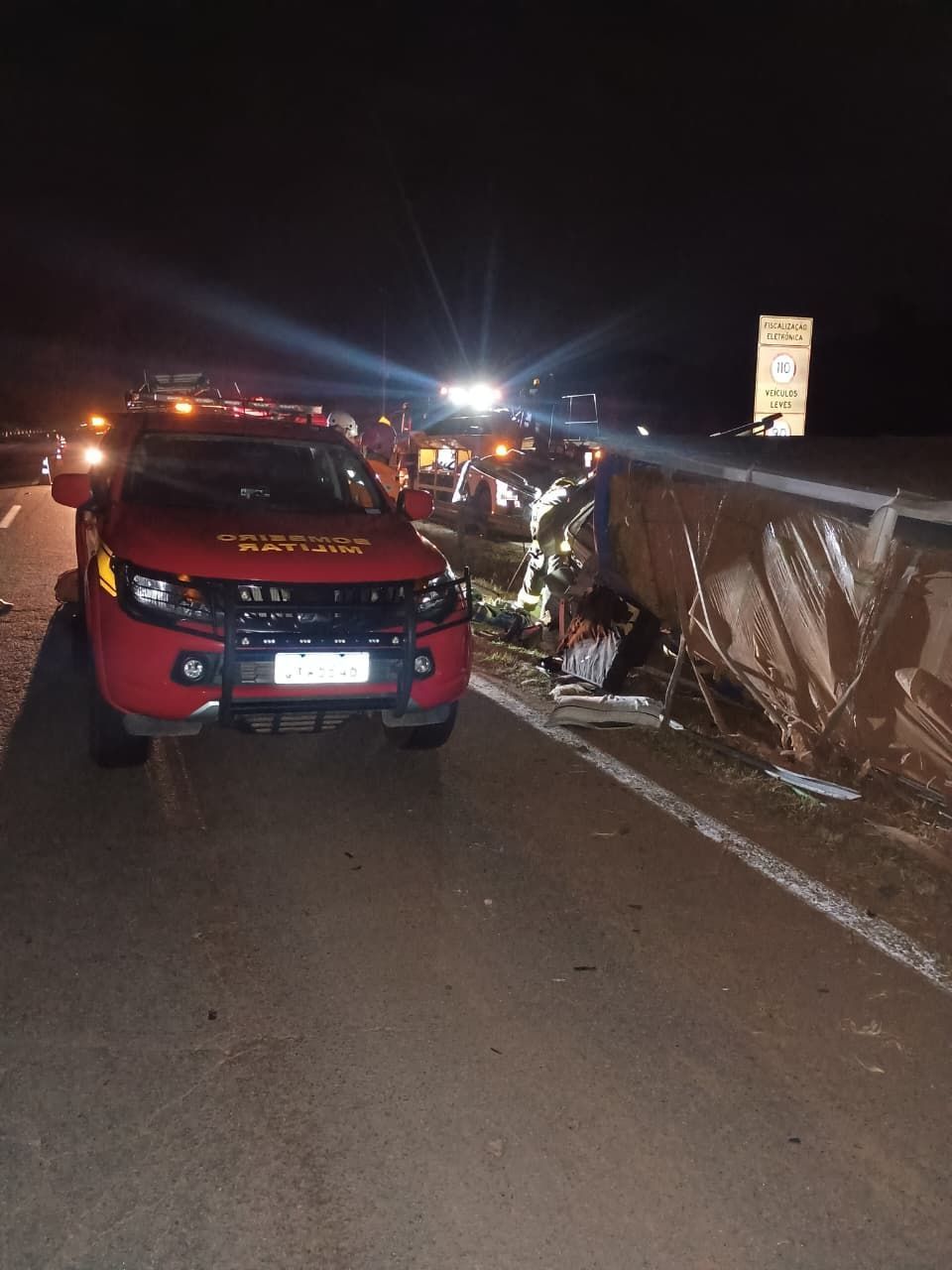 Motorista morre após carreta capotar na BR-381, em Carmópolis de Minas, na região Centro-Oeste
