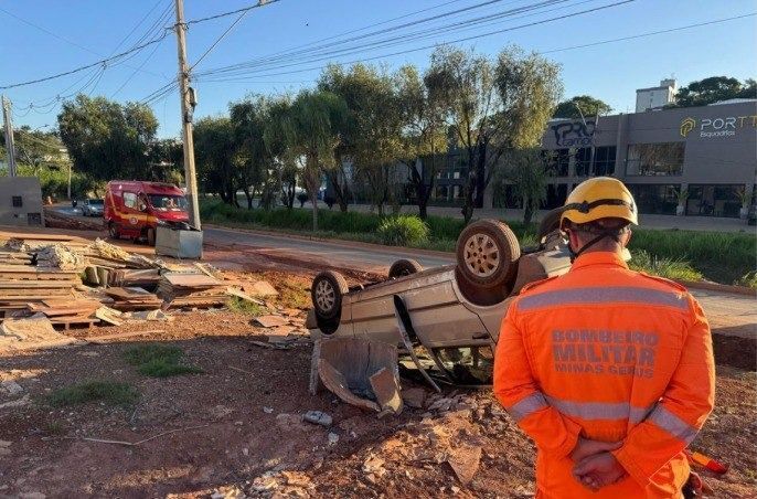 Fiat Uno capota, deixa jovem ferido e mobiliza bombeiros em MG