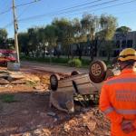 Fiat Uno capota, deixa jovem ferido e mobiliza bombeiros em MG
