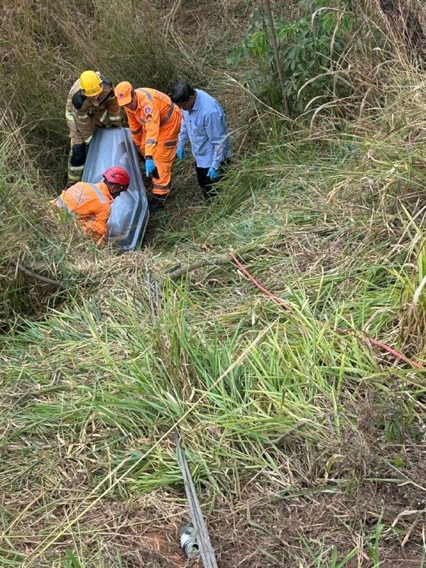 Capotamento deixa uma pessoa morta e duas feridas em Patrocínio, em Minas Gerais