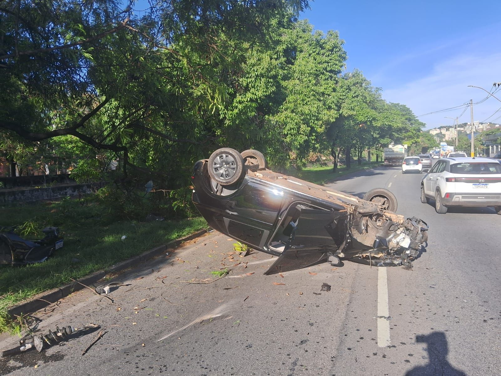 Carro capota e deixa vítima na Avenida Tereza Cristina, em BH