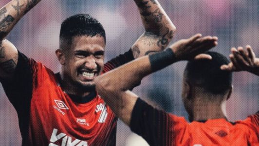 Jogadores do Athletico-PR comemoram gol contra Vila Nova neste domingo (21)