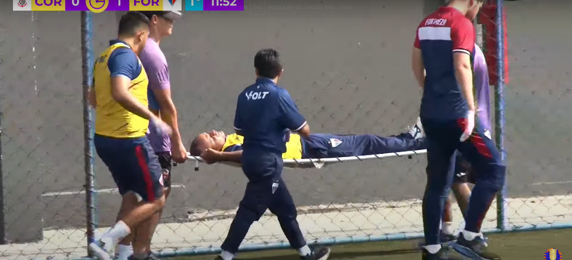 Técnico do Fortaleza desmaia em jogo pela Copinha Feminina contra o Corinthians