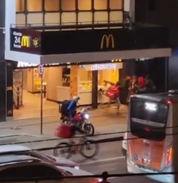 Policiais assistem unidade do  McDonald's ser destruída por motoqueiros em SP