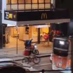 Policiais assistem unidade do  McDonald's ser destruída por motoqueiros em SP