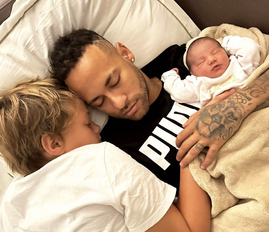 Neymar comemora dois meses de Mavie, filha que teve com Bruna Biancardi; assista