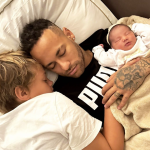 Neymar comemora dois meses de Mavie, filha que teve com Bruna Biancardi; assista