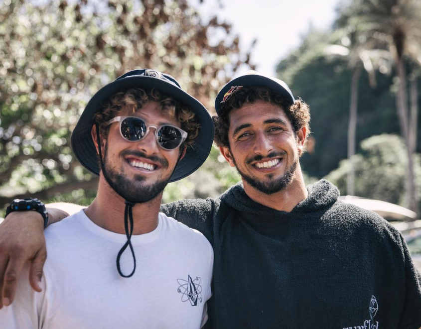 Ex-BBB publica foto ao lado de irmão, surfista que sofreu grave acidente no Havaí