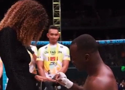 Lutador de MMA pede noiva em casamento logo após quebrar a perna em combate