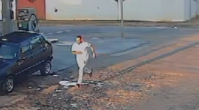 Vídeo: homem pula muro e foge de delegacia após ser preso em Araçuaí (MG)