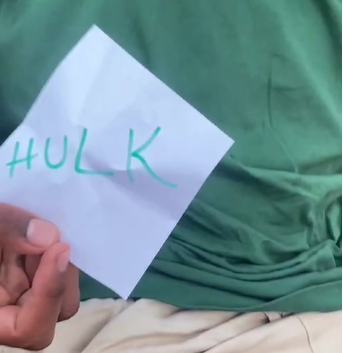 Rezende, do Bahia, desembrulha do bolso papel com nome de Hulk; assista o vídeo