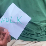 Rezende, do Bahia, desembrulha do bolso papel com nome de Hulk; assista o vídeo