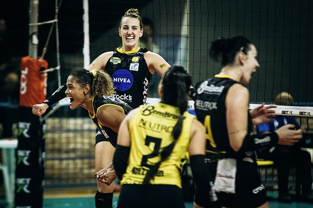 Praia Clube supera Pinheiros e vence sexta seguida na Superliga Feminina